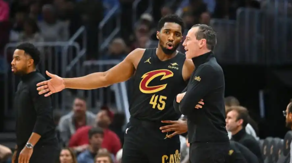 开云体育官网-拒绝24分大逆转！骑士险胜东部鱼腩，米切尔8失误，鲍尔15中1背锅