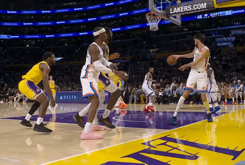 开云体育下载-裁判也摸鱼？霍姆格伦踩到界外救球，裁判未吹罚雷霆出界球