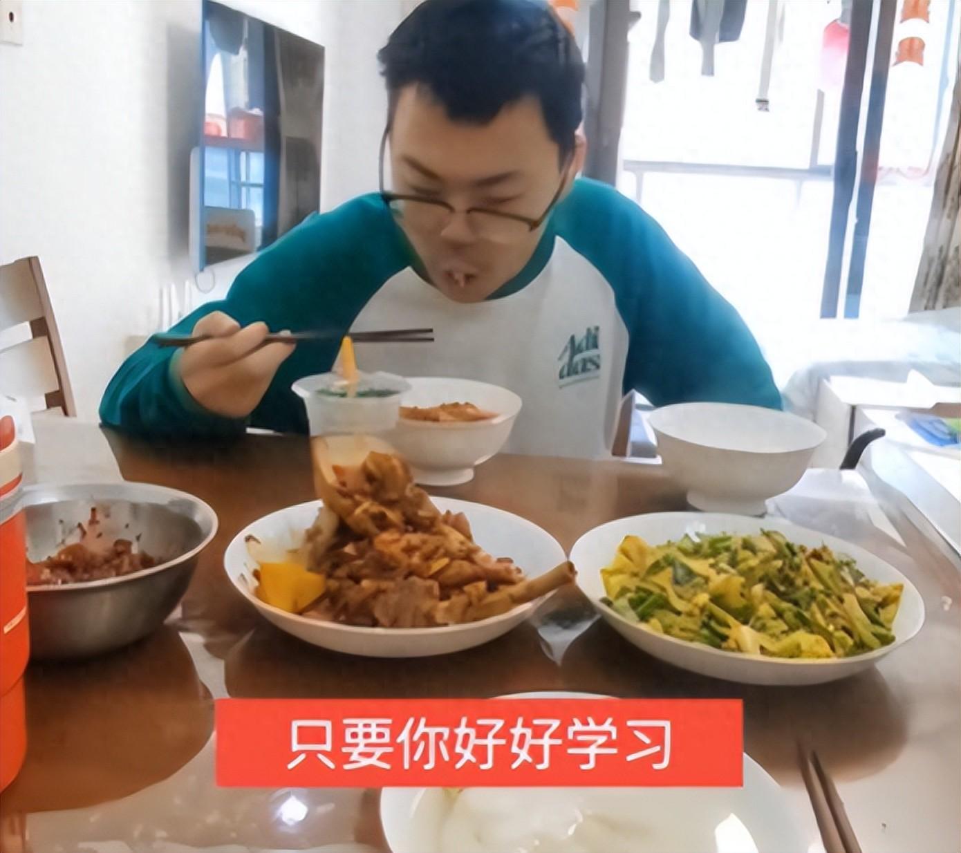 开云体育官网-“这样的外形，早恋就别想了！”母亲晒儿子照片引爆评论区。